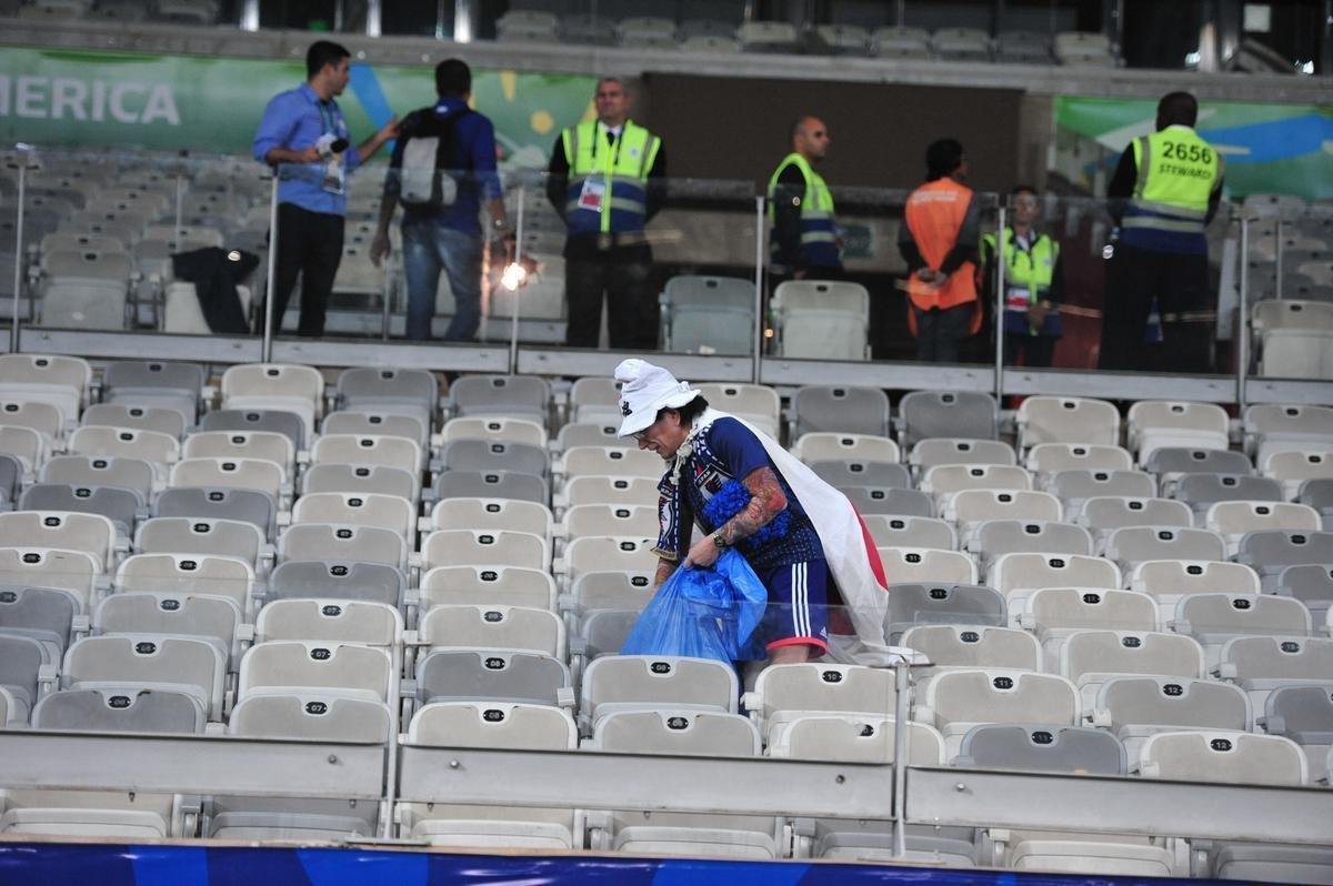 Depois do empate entre Japo e Equador, por 1 a 1, pela Copa Amrica, um torcedor japons deu um bom exemplo aos brasileiros. Com pacincia, ele recolheu lixo em vrios pontos do setor em que se encontrava no Mineiro. Na Copa de 2014, no Brasil, os nipnicos j haviam mostrado civilidade ao mundo ao limpar arquibancadas e vestirios dos estdios.