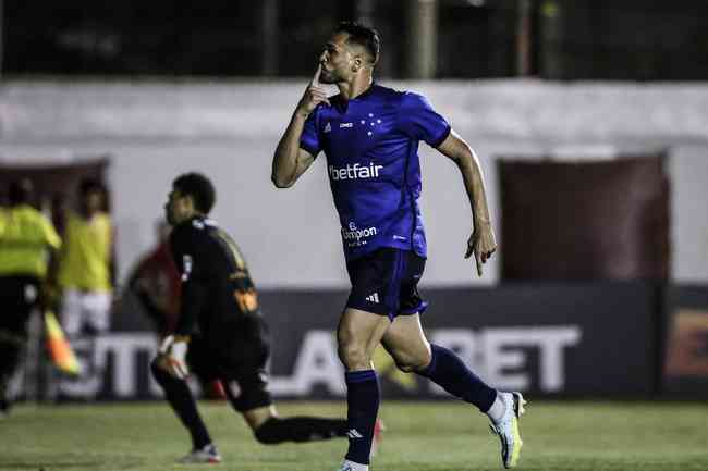 Gilberto marcou trs gols na vitria do Cruzeiro sobre o Villa Nova 