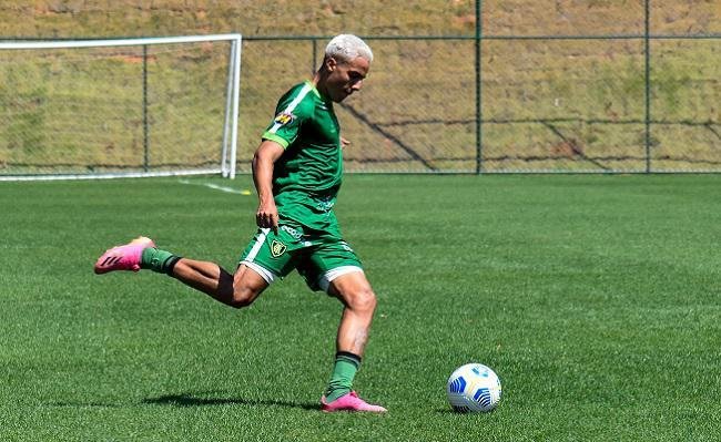 Carlos Alberto n�o entra em campo pelo profissional do Am�rica de julho