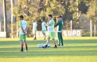 Depois de reunio com elenco e diretoria, Adilson Batista observou treino comandado por Drubscky no Amrica