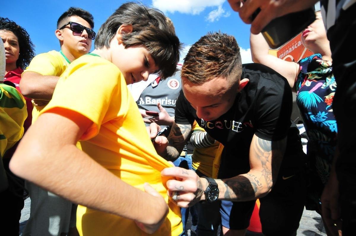 Depois de derrotar a Argentina por 2 a 0 no Mineiro e garantir vaga na final da Copa Amrica, jogadores da Seleo Brasileira ganharam folga em Belo Horizonte e foram tietados por torcedores na porta do hotel Ouro Minas. Na foto, o atacante Everton Cebolinha, do Grmio