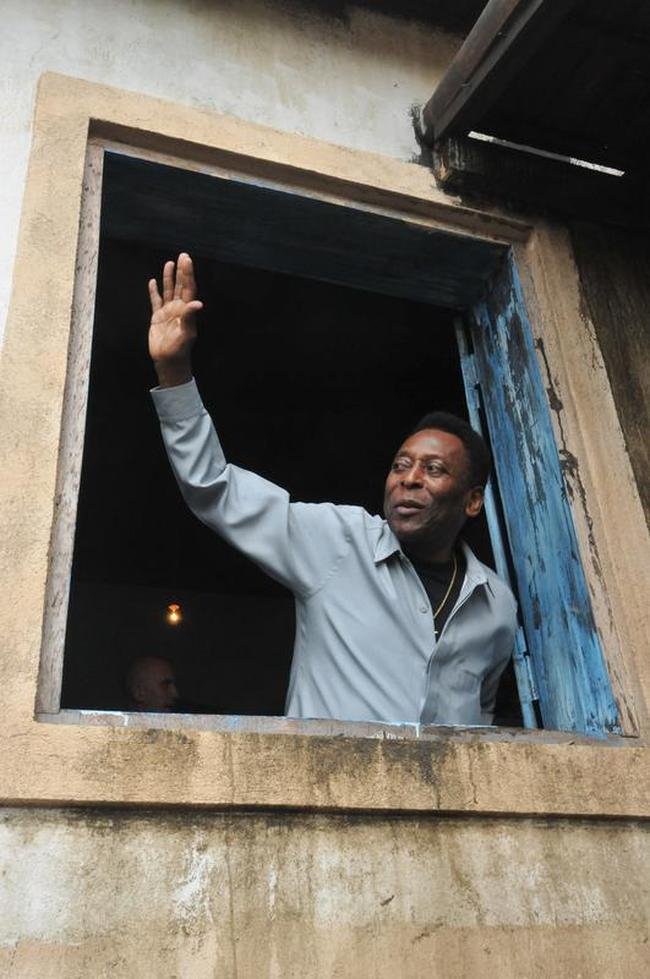 23/09/2012 - Pel visitou a casa onde viveu em Trs Coraes, chamada de Casa Pel. Na ida  cidade natal, o Rei do futebol e seu pai, Dondinho, foram homenageados tambm no Parque Joo Ramos do Nascimento (Parque Dondinho). Evento marcou as comemoraes dos 128 anos da cidade