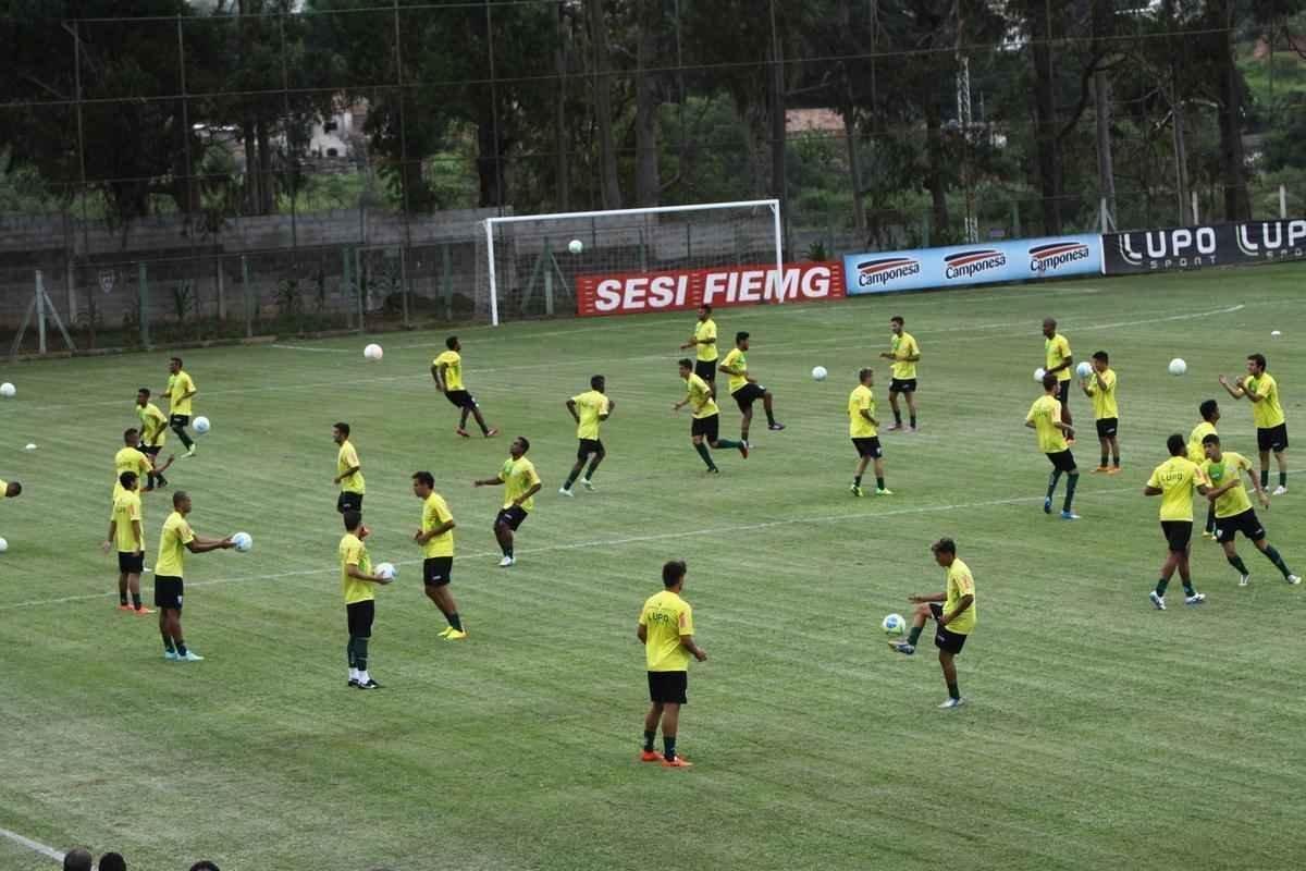 O elenco do Amrica se reapresentou para a temporada 2015 na tarde desta segunda-feira, no CT Lanna Drumond. Depois de reunio com integrantes do conselho de administrao, os jogadores foram para um campo secundrio, onde realizaram o primeiro trabalho com bola. O gramado principal passa por reformas.
