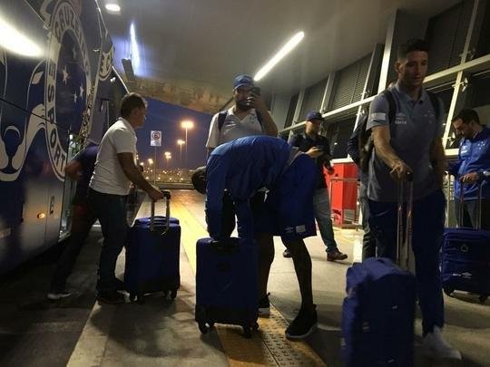 Delegao do Cruzeiro foi composta por 23 jogadores em viagem para Buenos Aires, na Argentina, local da partida de quarta, s 21h45, contra o Boca Juniors, pela Copa Libertadores. Meia uruguaio De Arrascaeta foi vetado e permaneceu em Belo Horizonte.