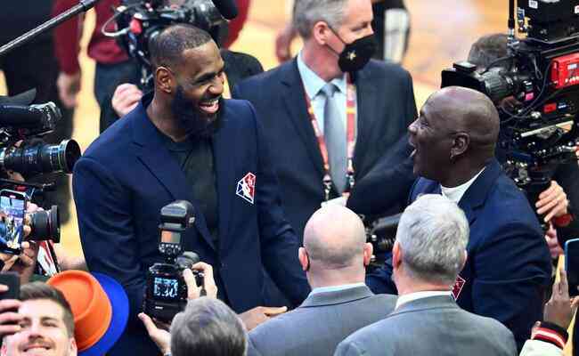 LeBron James e Michael Jordan aps a homenagem aos 76 maiores jogadores da NBA