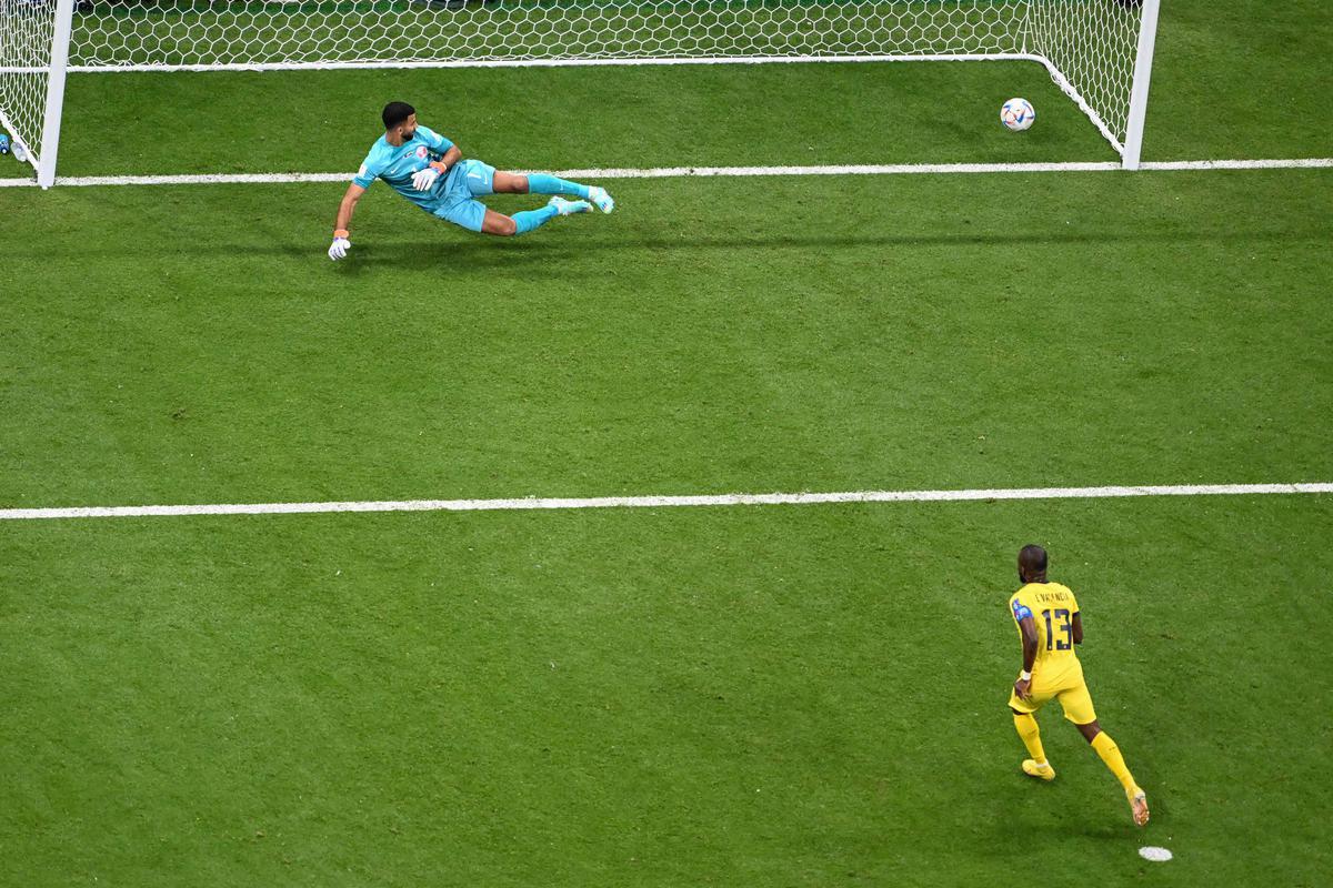 Depois de ter um gol anulado pelo VAR, Enner Valencia marcou duas vezes para o Equador sobre o Catar: um de pnalti e um de chute de mdia distncia