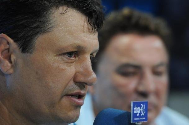 Fotos da apresentao de Adilson Batista como novo tcnico do Cruzeiro. Tcnico teve reunio com jogadores na Toca da Raposa II, falou com a imprensa e depois comandou seu primeiro treino