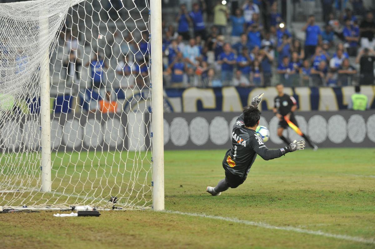 Cruzeiro venceu com facilidade o time paranaense na noite deste sbado