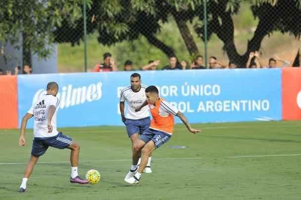 Seleo Argentina treinou nesta tera na Cidade do Galo com Lionel Messi. O craque cobrou faltas, afiou a pontaria e, em seguida, deixou a atividade mais cedo para se poupar. Na parte final, o tcnico Bauza orientou um trabalho em campo reduzido