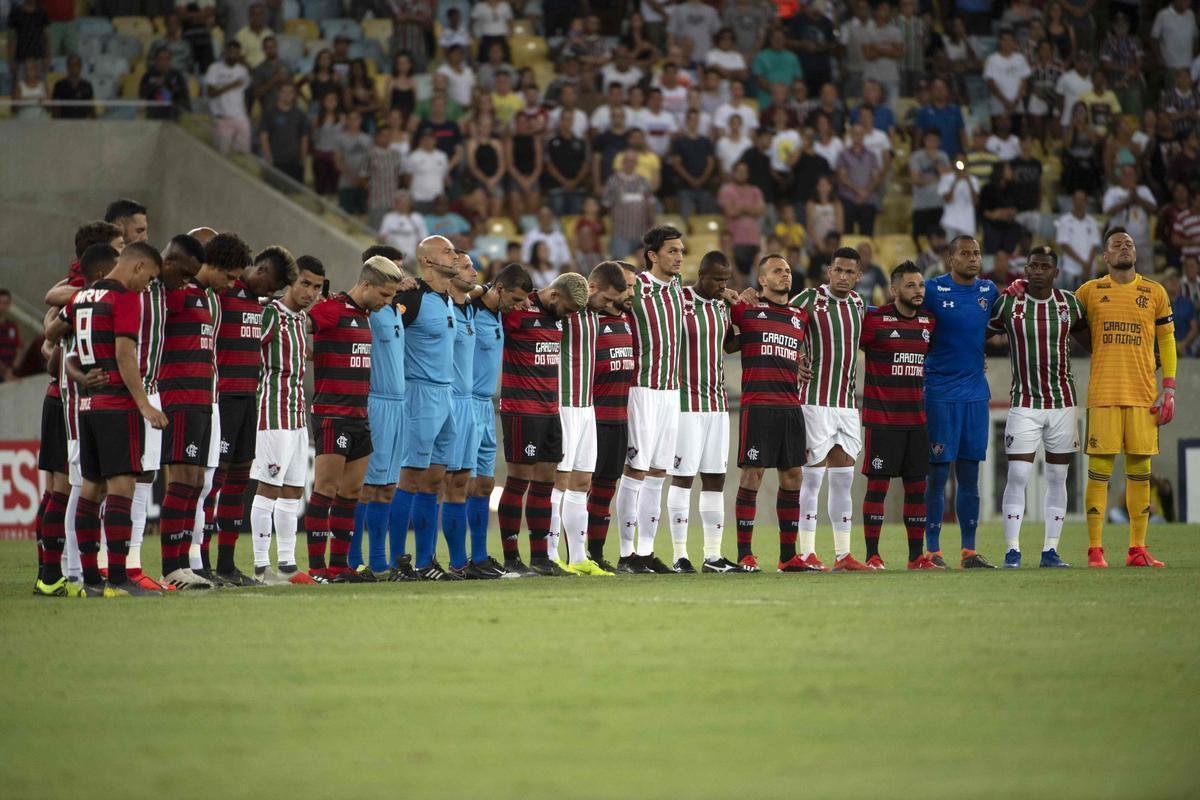 Times fizeram minuto de silncio sob forte emoo antes do clssico no Maracan 