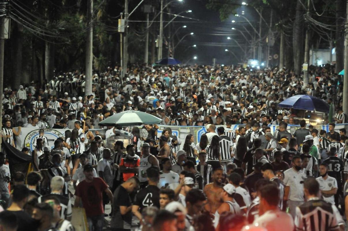 Atleticanos invadiram o Mineiro no jogo contra o Grmio e bateram recorde de pblico no Brasileiro; veja fotos do entorno do estdio antes da partida
