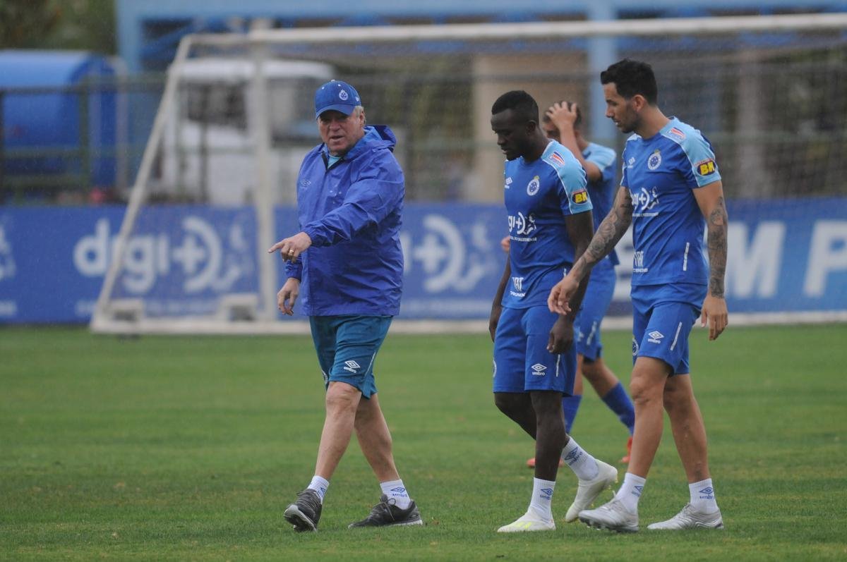 Sob forte chuva, Cruzeiro iniciou preparao para duelo com o Botafogo, marcado para as 21h30 desta quinta-feira