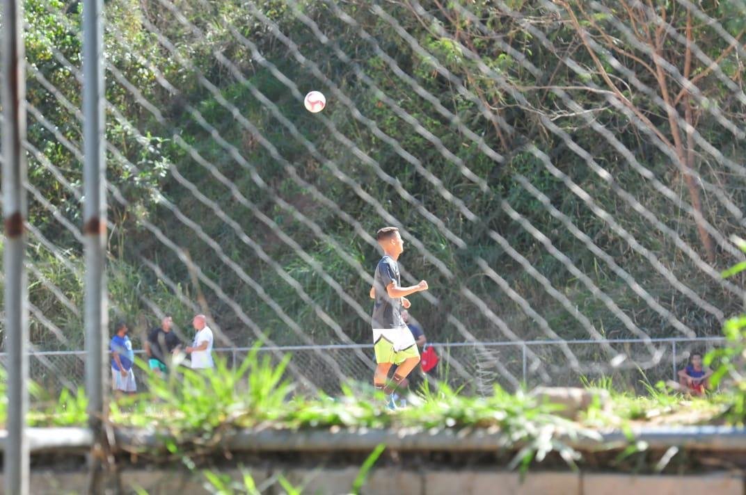 Em meio  pandemia do novo coronavrus, a reportagem do Superesportes / Estado de Minas flagrou nesta tera-feira (14) um treino de futebol no campo de vrzea do Itatiaia, no Bairro Bandeirantes, na Regio da Pampulha, em BH. Jovens entre 16 e 20 anos participam de atividades fsicas sob a superviso de um treinador e um preparador de goleiros. Muitos garotos fazem parte de um projeto social do Santa Luzia Futebol Clube. Parte do grupo foi levado por Luciano Mafra, tcnico da equipe, para trabalhar de maneira independente. (Gladyston Rodrigues/EM/D. A Pres)