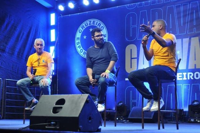 Nonato e Leandro, ex-laterais do clube, durante papo com o pblico de Conselheiro Lafaiete na Caravana do Cruzeiro