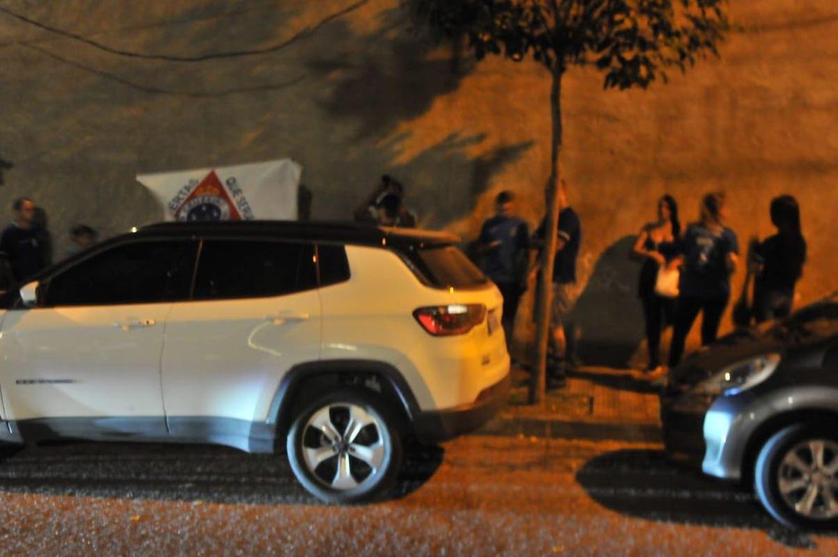 Protesto diante da residncia do presidente do Cruzeiro, Wagner Pires de S. Torcedores querem a renncia imediata do dirigente para que Conselho Gestor assuma o comando