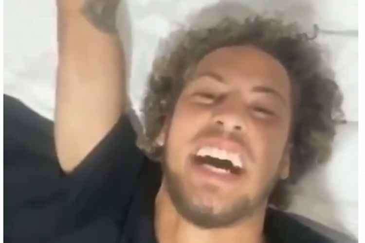 23/11/2019 - Outra polmica extracampo atrapalhou a reta final do ano do Atltico. O lateral-direito Guga publicou no Instagram um vdeo em que comemorava o ttulo do Flamengo, rival histrico do Galo, na Copa Libertadores. A atitude gerou afastamento e multa ao atleta, que, dias depois, pediu desculpas e foi reintegrado ao elenco.
