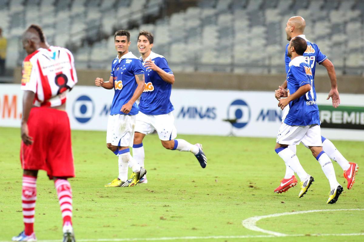 Em 2013, o Cruzeiro enfrentou o Villa Nova na semifinal do Campeonato Mineiro e avanou com duas vitrias: 4 a 0, no Castor Cifuentes, em Nova Lima, e 1 a 0, no Mineiro. Na deciso, o time celeste foi batido pelo Atltico.