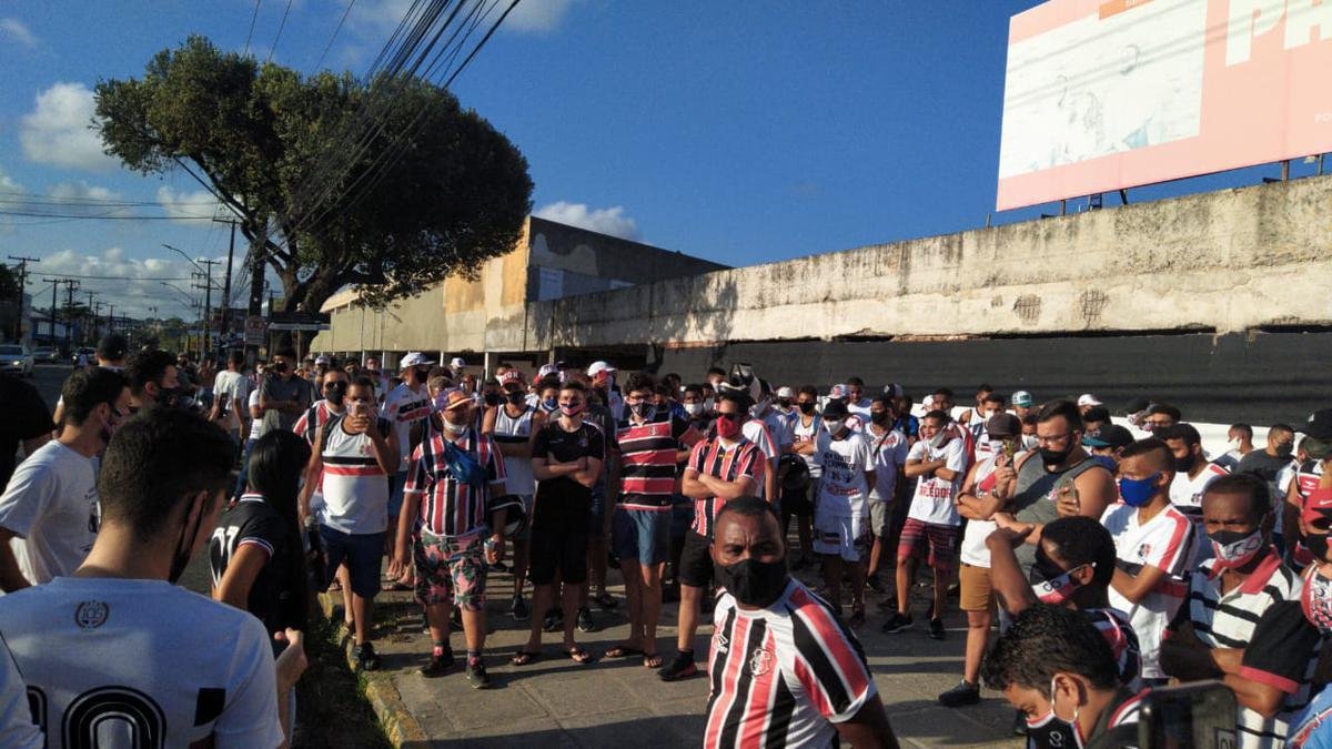 Enquanto a bola rolava para Ferroviário e Santa Cruz, neste domingo, grupo de torcedores se encontraram na sede do estádio do Arruda para protestar