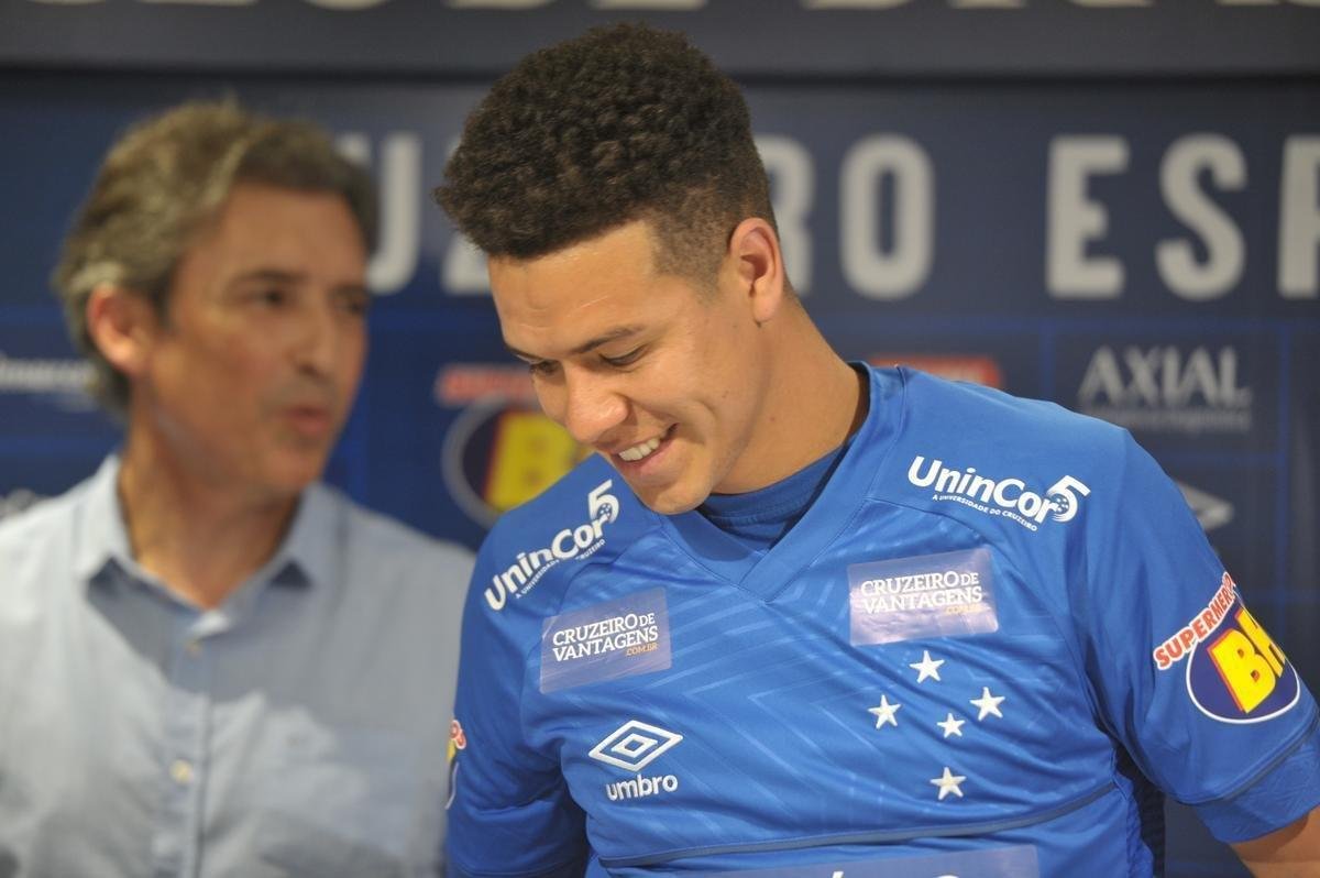 Fotos da apresentao de meia Marquinhos Gabriel no Cruzeiro (Alexandre Guzanshe/EM D.A Press)