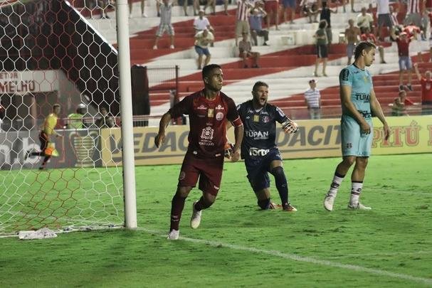 No primeiro Clssico das Emoes do ano, Nutico e Santa Cruz empatam em 2 a 2