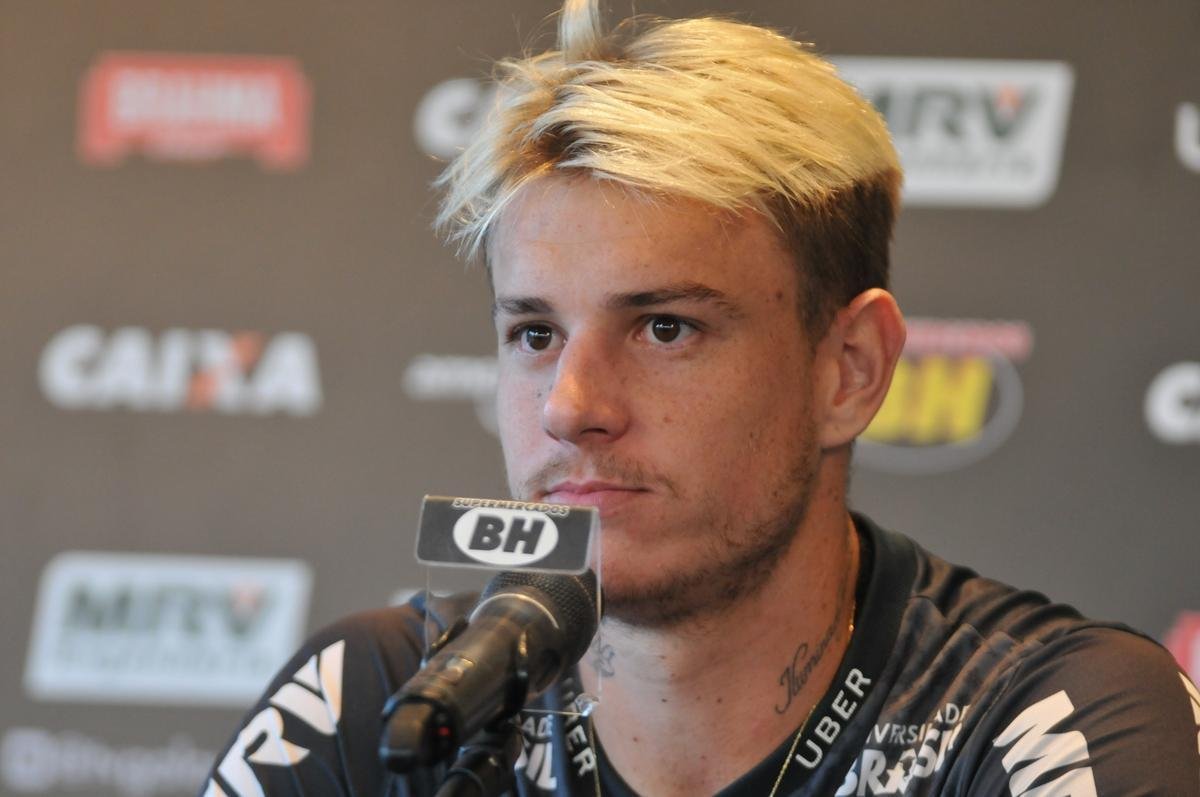 Depois do teste, Rger Guedes concedeu entrevista coletiva na Cidade do Galo