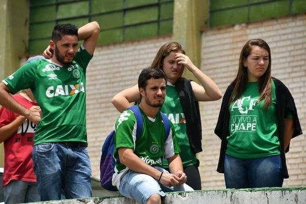 Chapec amanheceu arrasada: milhares de pessoas foram  Arena Cond chorar a morte de 71 pessoas na queda do avio que levava a Chapecoense a Medelln para a final da Copa Sul-Americana. Dia foi de oraes para a vtimas e os seis sobreviventes, dentre eles trs atletas: o goleiro Follmann, o zagueiro Neto e o lateral Alan Ruschel. Cidade do Oeste de Santa Catarina est de luto.