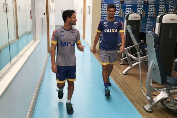 Denílson passou por exames na Toca da Raposa II e posou com a camisa 88 do Cruzeiro