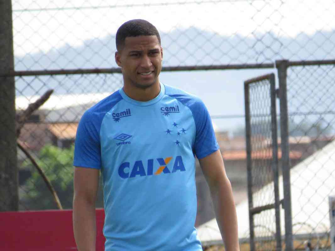 O Cruzeiro fez, nesta tera-feira, o ltimo treino em BH antes da viagem para Santiago, onde enfrenta a Universidad de Chile, pela Copa Libertadores