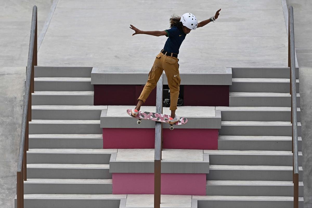 Brasileira Rayssa Leal, de 13 anos, conquista medalha de prata no skate street nos Jogos Olmpicos de Tquio. Japonesas Momiji Nishiya (ouro)  Funa Nakayama (bronze) completaram o pdio 