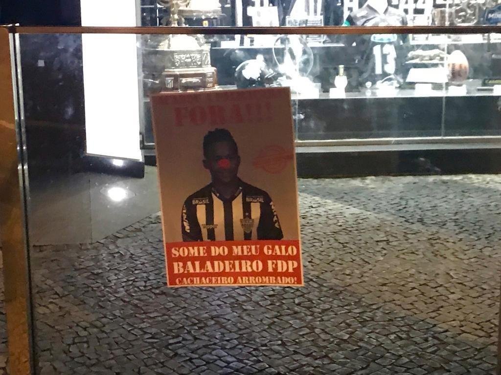 Imagens do protesto da torcida do Atltico na sede de Lourdes