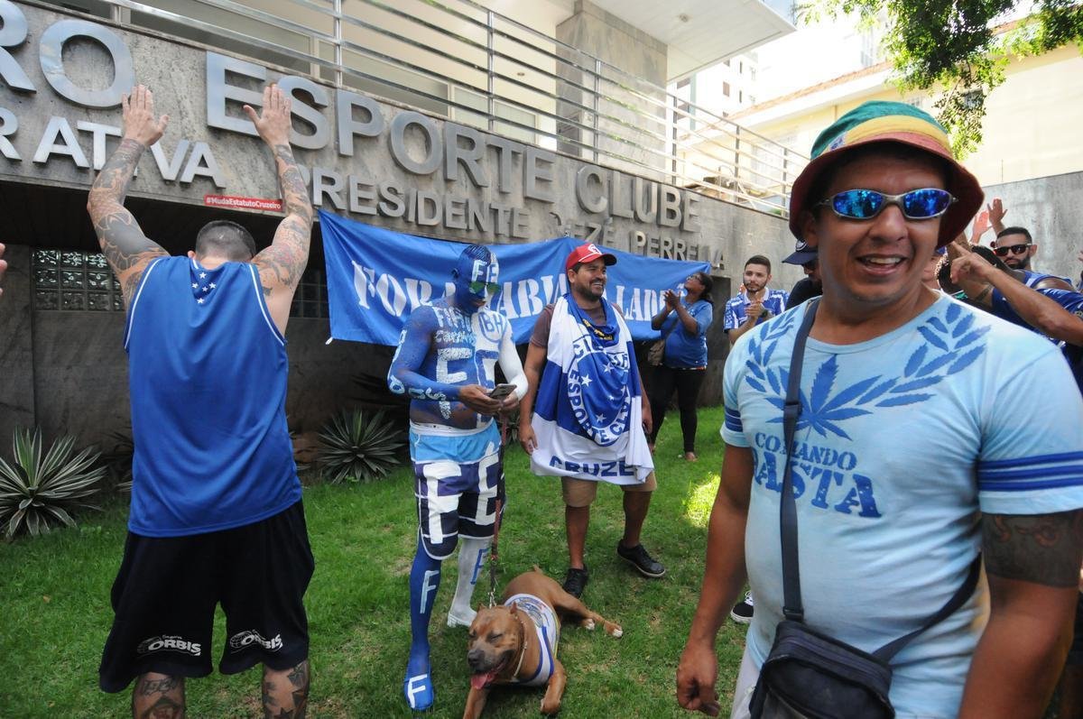 Imagens do protesto da torcida do Cruzeiro em frente ao clube social do Barro Preto