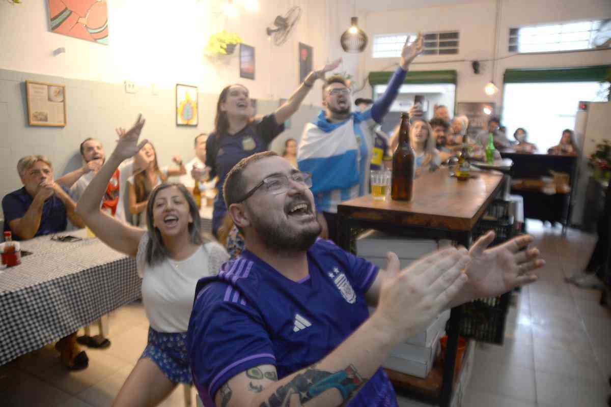 No bar Massa Madre, em BH, torcedores argentinos e admiradores da seleo de Lionel Messi foram  loucura e tambm choraram com a classificao  final da Copa do Mundo de 2022, no Catar, aps a vitria por 3 a 0 sobre a Crocia