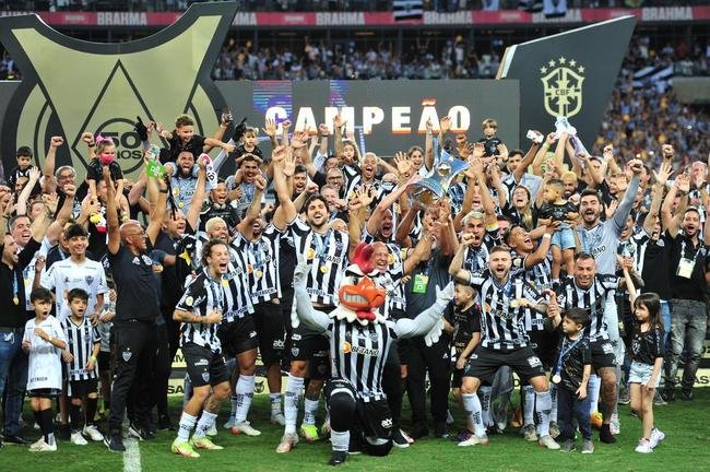 Atltico ergue a taa de campeo brasileiro e d a volta olmpica diante da torcida alvinegra, no Mineiro