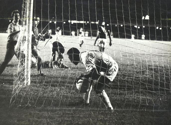Milésimo gol de Pelé: craque fez de pênalti em vitória sobre o Vasco, por 2 a 1, no Maracanã. Goleiro cruz-maltino era Andrada