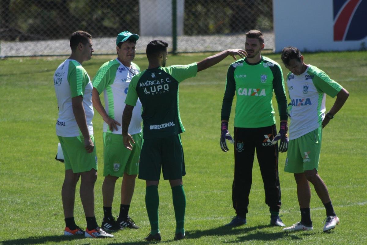 Adilson comandou o primeiro treino no Amrica nesta quarta-feira