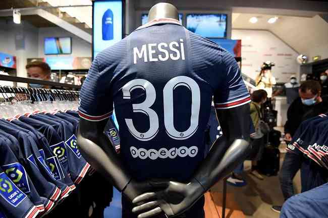 PSG arrecadou 120 milhes de euros com as vendas da camisa de Messi na semana passada