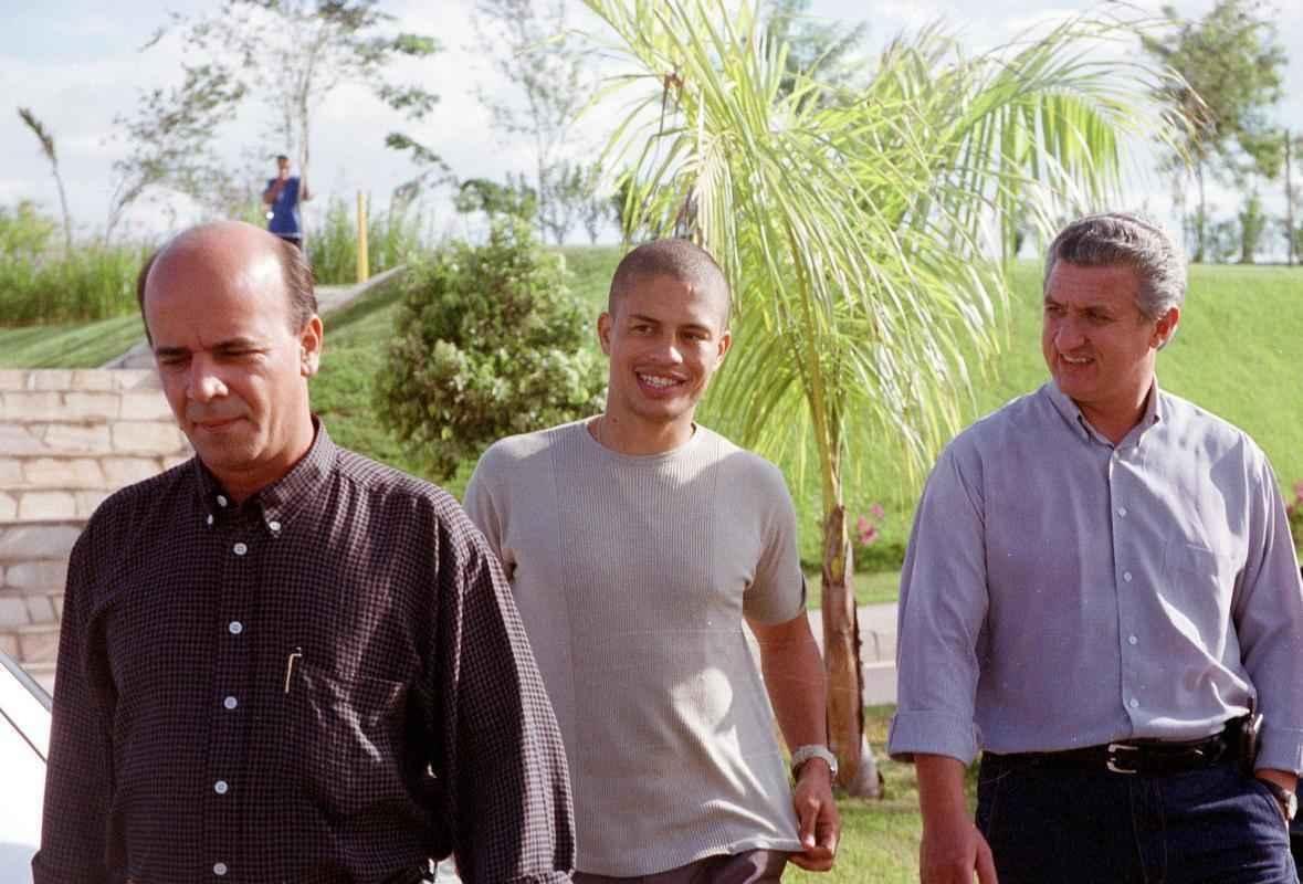 12/09/2002 O jogador de futebol do Cruzeiro, Alex (c), novo contratado, durante apresentao na Toca da Raposa II, em Belo Horizonte. Ele chega acompanhado de Eduardo Maluf (direita)