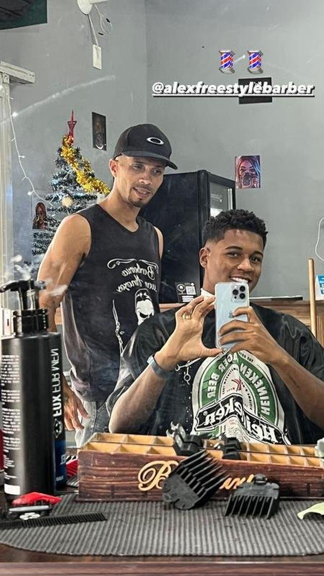 Geovane Jesus aproveitou para arrumar o visual antes de fotos com a famlia