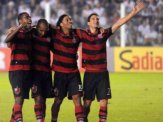 Thiago Neves e Ronaldinho brilharam pelo Flamengo em 2011