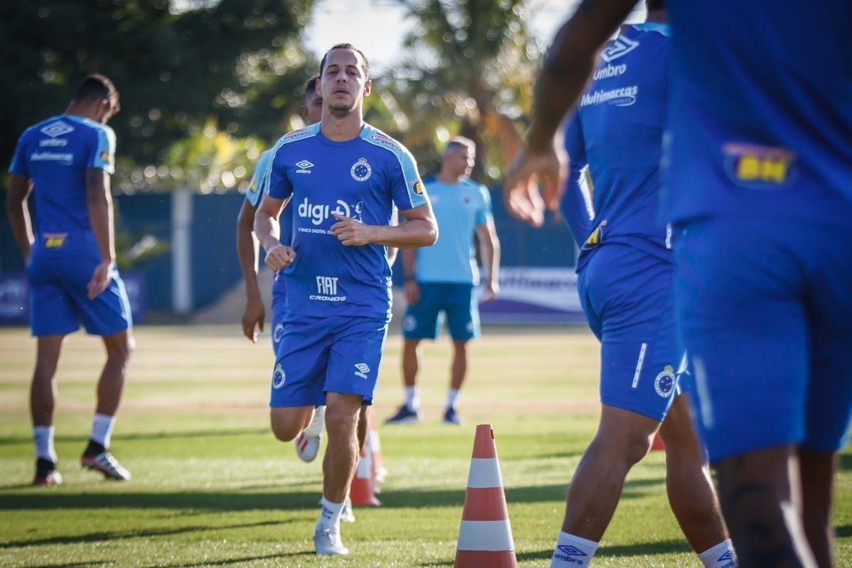 A comisso tcnica do Cruzeiro permitiu que a imprensa acompanhasse somente o comeo das atividades desta quinta-feira, na Toca da Raposa 2. Em campo, foi possvel ver o meia Rodriguinho, que segue programao especial de exerccios elaborada pelos profissionais do clube. O time se prepara para o jogo-treino de segunda-feira, contra o Amrica, que servir de teste visando  retomada das competies. No coletivo de tera-feira, a escalao teve Fbio; Lucas Romero, Ded, Leo e Egdio; Henrique e Jadson; Marquinhos Gabriel, Thiago Neves e David; Fred. Vale ressaltar que o meia Robinho havia sido poupado desse trabalho.