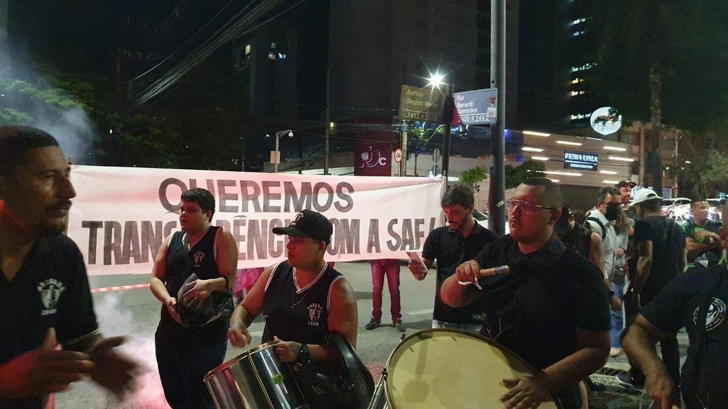 Torcedores do Atltico protestaram em frente  sede do clube nesta segunda-feira (21/11)