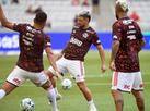 Torcedores protestam em chegada do Flamengo ao Rio: 'Acabou o amor'