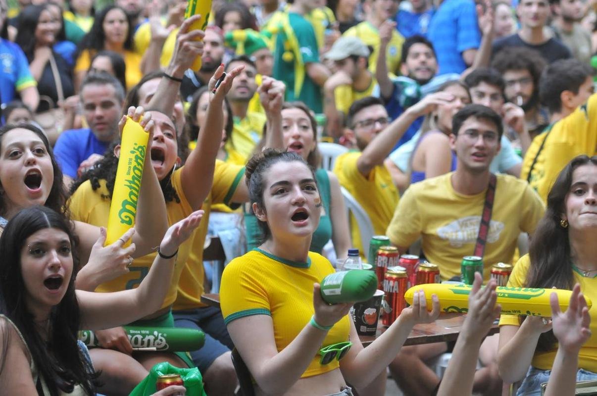 Torcedores se concentraram nos bares da Savassi, em Belo Horizonte, para acompanhar o jogo entre Brasil x Camares pela Copa do Mundo