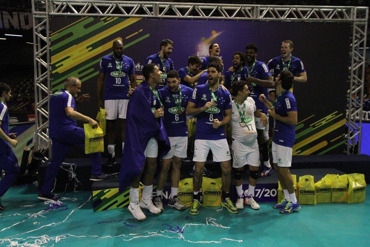 Depois da vitria sobre o Sesi, jogadores do Cruzeiro fizeram grande festa no Mineirinho, em BH