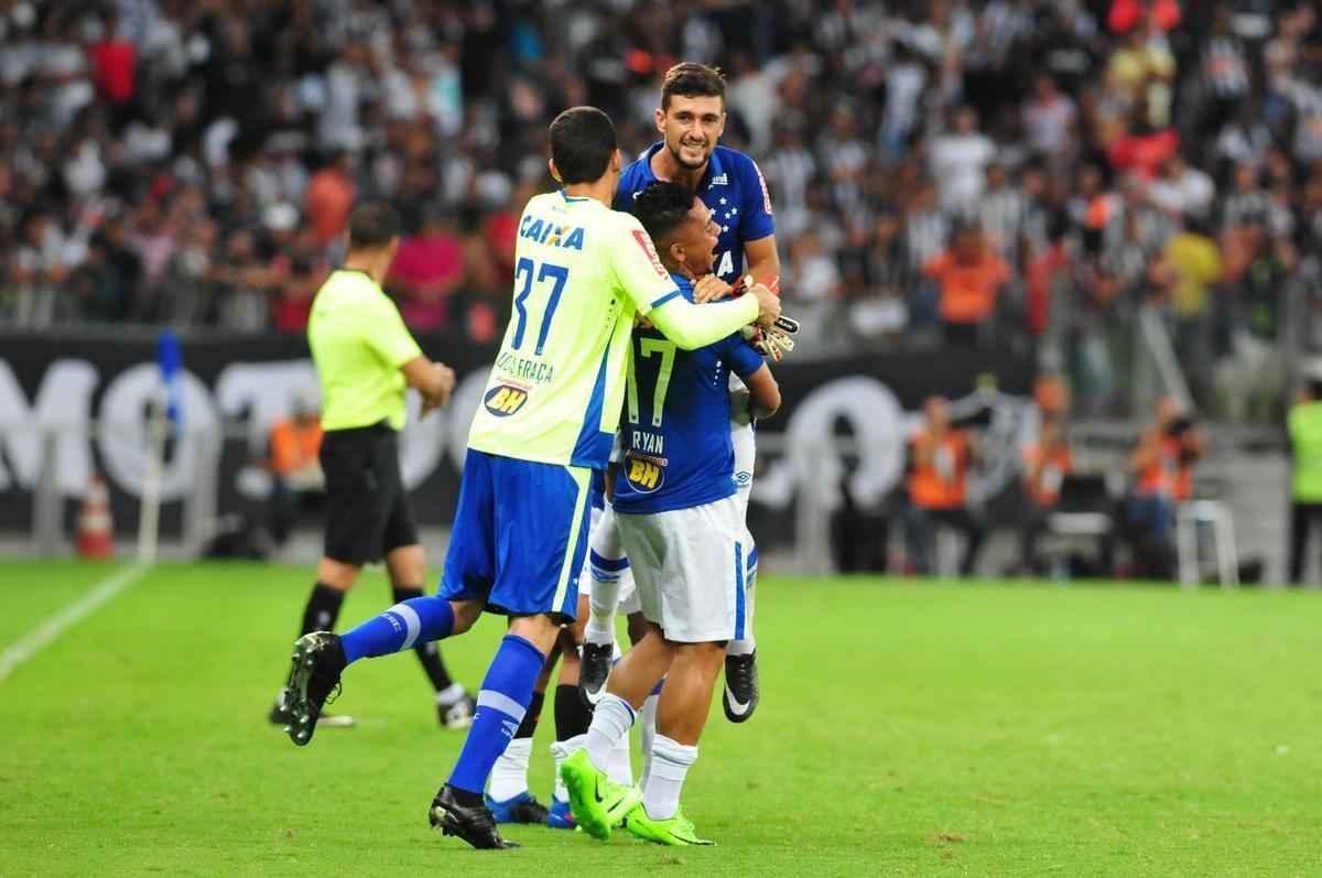 Jogadores cruzeirenses comemoraram vitria no clssico com a torcida celeste