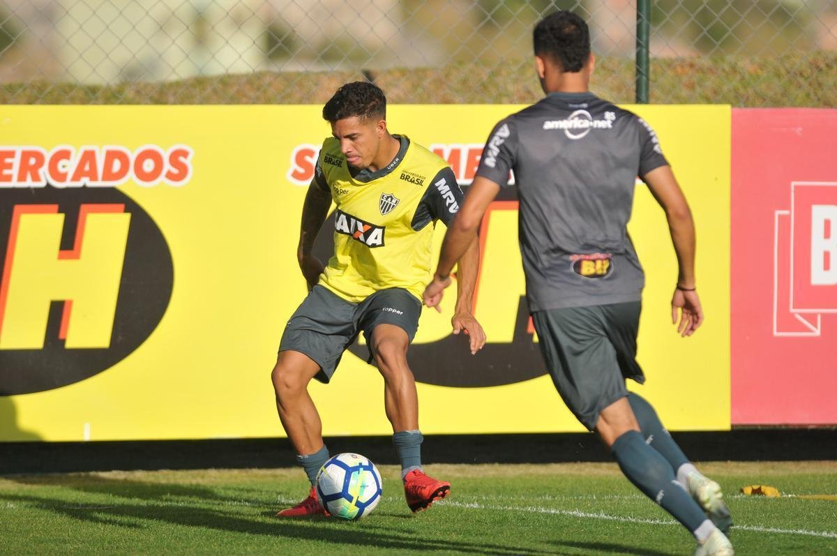 Elenco atleticano fez trabalho ttico orientado por Larghi antes de jogo-treino contra o Coimbra