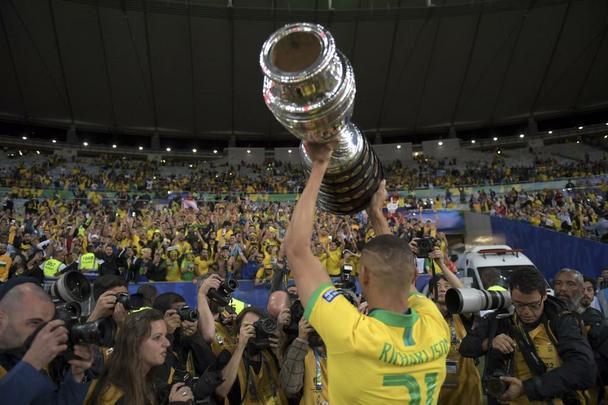 Seleção Brasileira derrota Peru por 3 a 1, conquista Copa América e ergue a taça no Maracanã; veja as fotos da festa do Brasil
