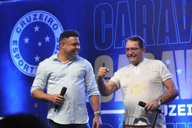 Ronaldo levou cruzeirenses de Conselheiro Lafaiete ao delrio ao participar da Caravana do Cruzeiro nesta quarta-feira (26). Fenmeno esteve acompanhado no palco de Pedro Loureno, patrocinador do clube, e ganhou msica nova produzida pelo rapper Das Quebradas