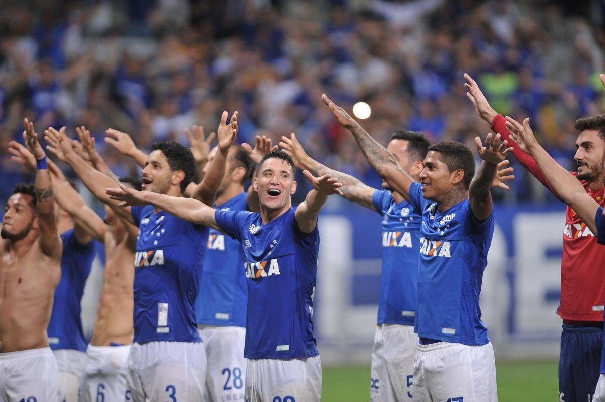 Aliviados com a classificao, jogadores do Cruzeiro fizeram festa com a torcida, no Mineiro