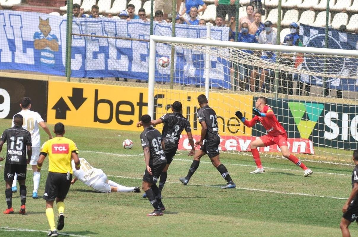 Cruzeiro e Ponte Preta se enfrentaram numa manh de forte calor em Sete Lagoas